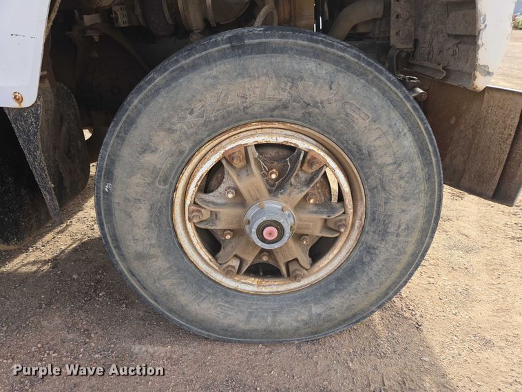 image for item ES2525 1988 Ford LNT9000 truck cab and chassis