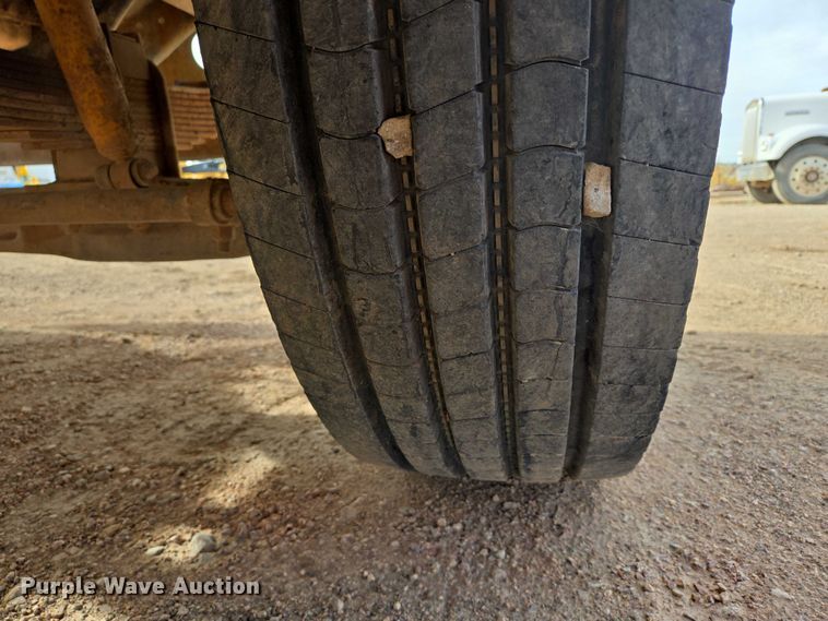 image for item ES2525 1988 Ford LNT9000 truck cab and chassis