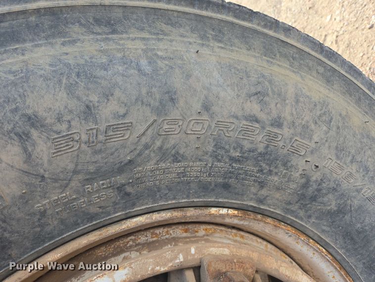 image for item ES2525 1988 Ford LNT9000 truck cab and chassis