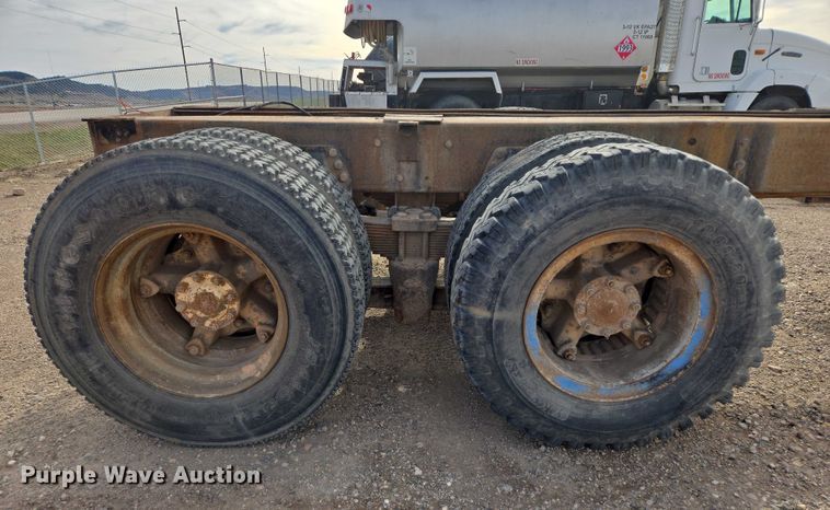 image for item ES2525 1988 Ford LNT9000 truck cab and chassis