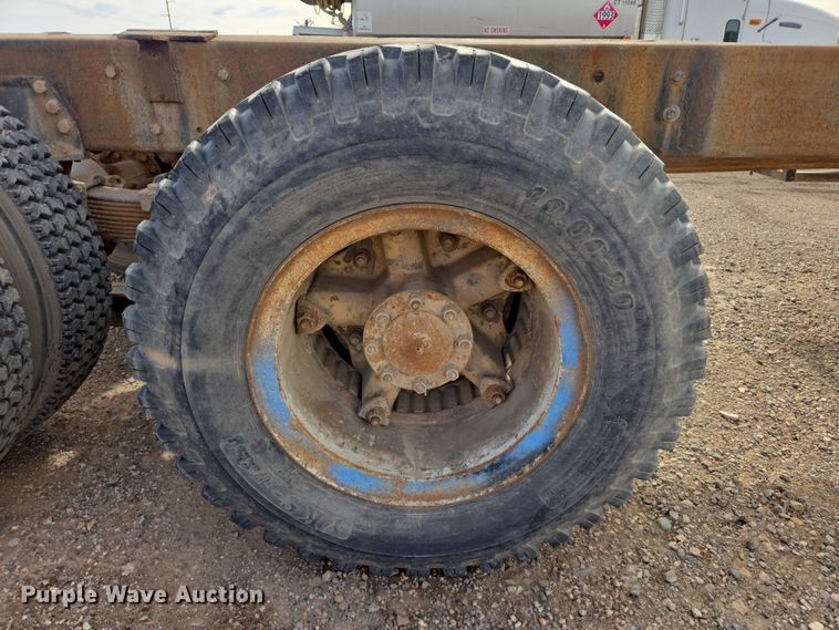 image for item ES2525 1988 Ford LNT9000 truck cab and chassis