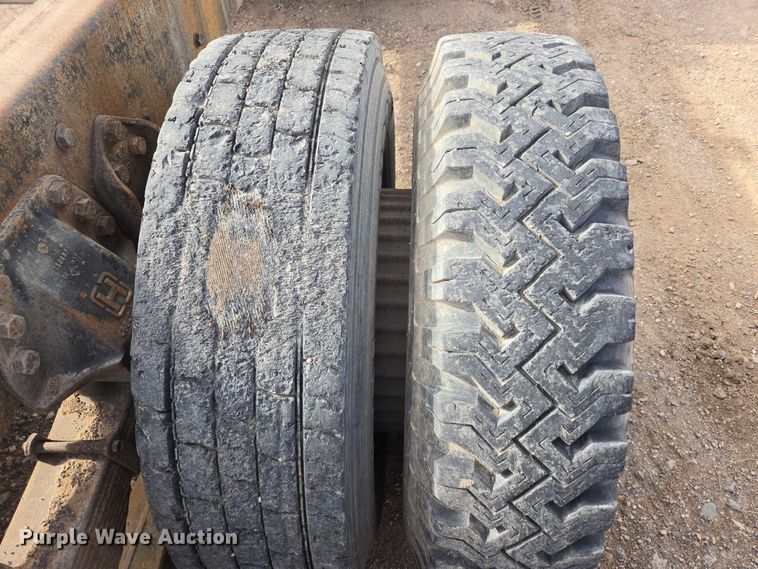 image for item ES2525 1988 Ford LNT9000 truck cab and chassis