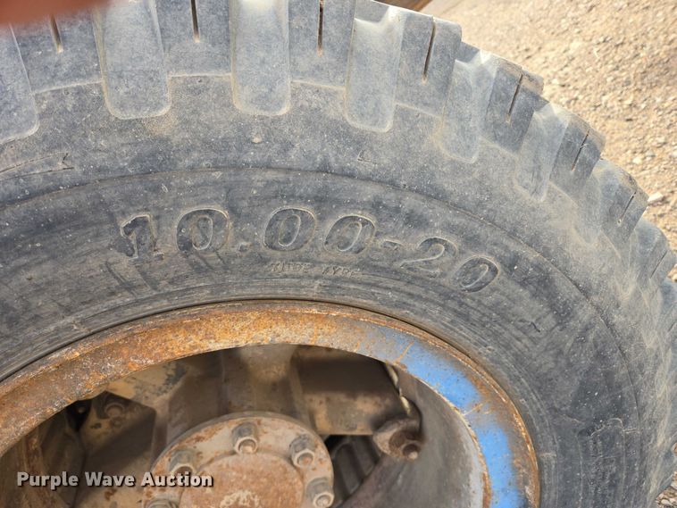 image for item ES2525 1988 Ford LNT9000 truck cab and chassis