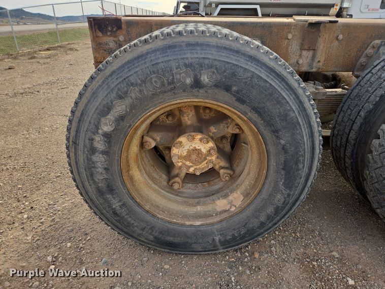 image for item ES2525 1988 Ford LNT9000 truck cab and chassis