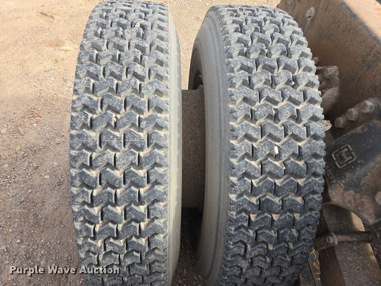 image for item ES2525 1988 Ford LNT9000 truck cab and chassis