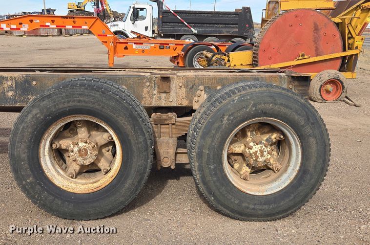 image for item ES2525 1988 Ford LNT9000 truck cab and chassis