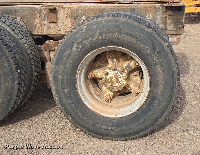 image for item ES2525 1988 Ford LNT9000 truck cab and chassis