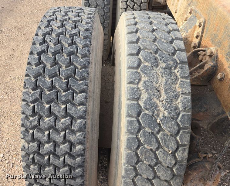 image for item ES2525 1988 Ford LNT9000 truck cab and chassis