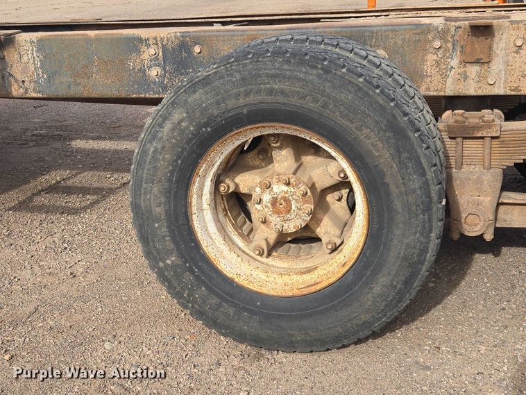 image for item ES2525 1988 Ford LNT9000 truck cab and chassis