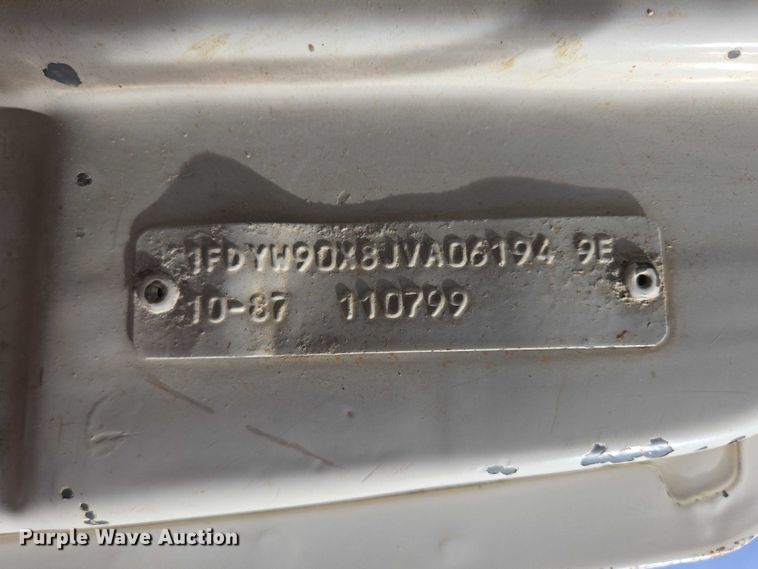 image for item ES2525 1988 Ford LNT9000 truck cab and chassis