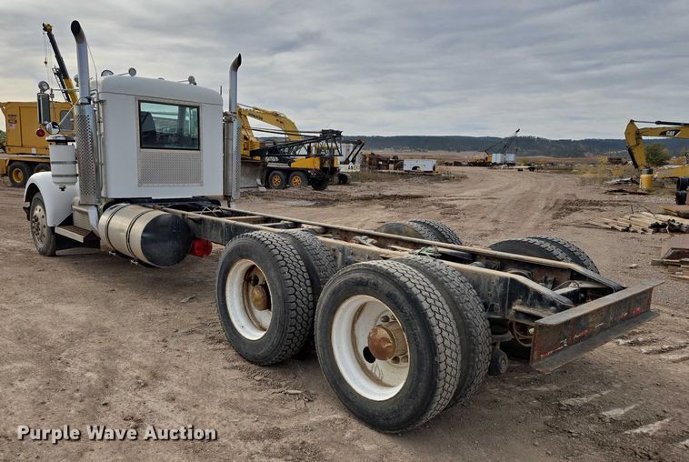 image for item ES2526 1977 Kenworth W900A truck cab and chassis