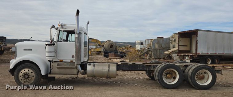 image for item ES2526 1977 Kenworth W900A truck cab and chassis