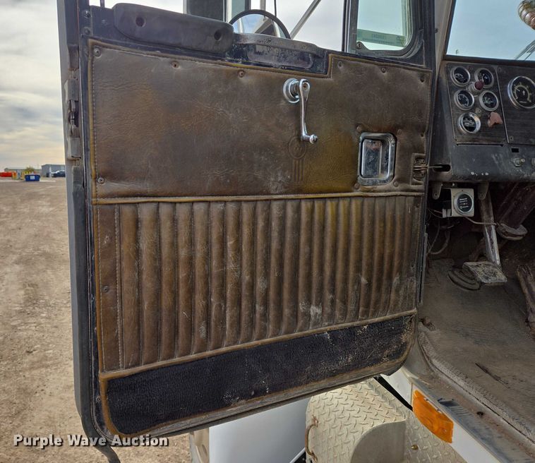 image for item ES2526 1977 Kenworth W900A truck cab and chassis