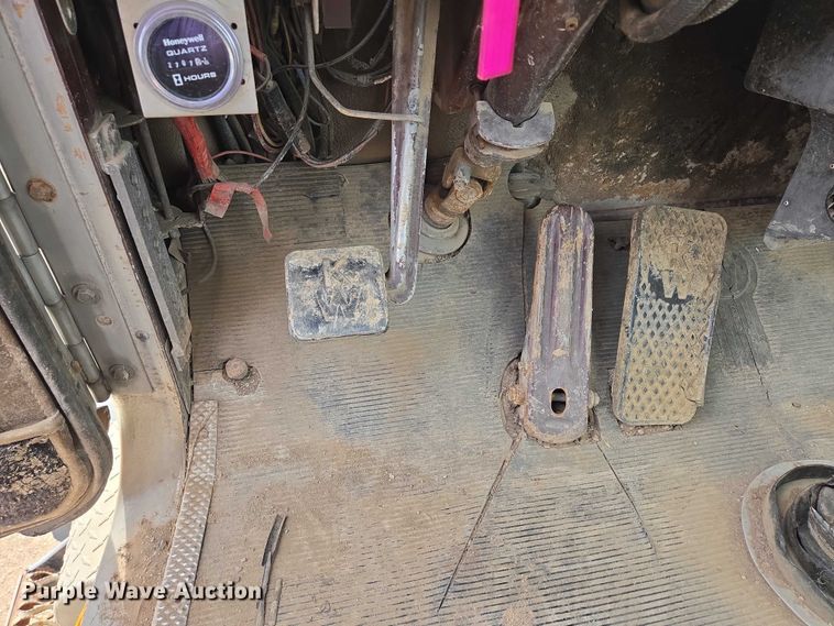 image for item ES2526 1977 Kenworth W900A truck cab and chassis