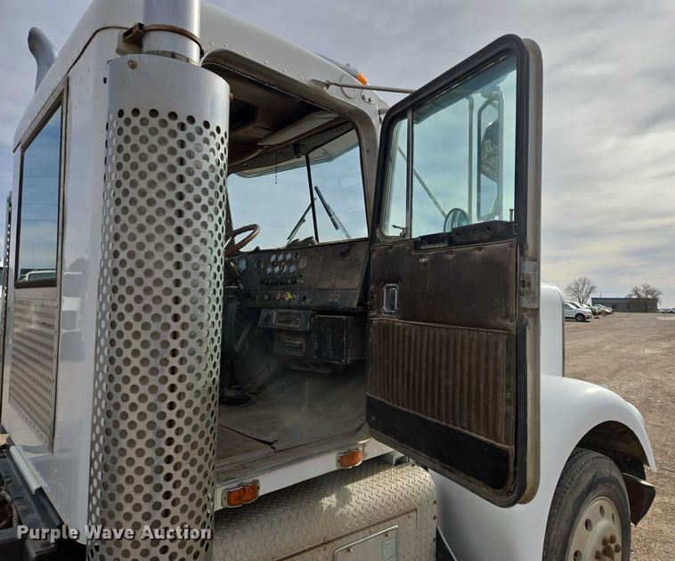 image for item ES2526 1977 Kenworth W900A truck cab and chassis