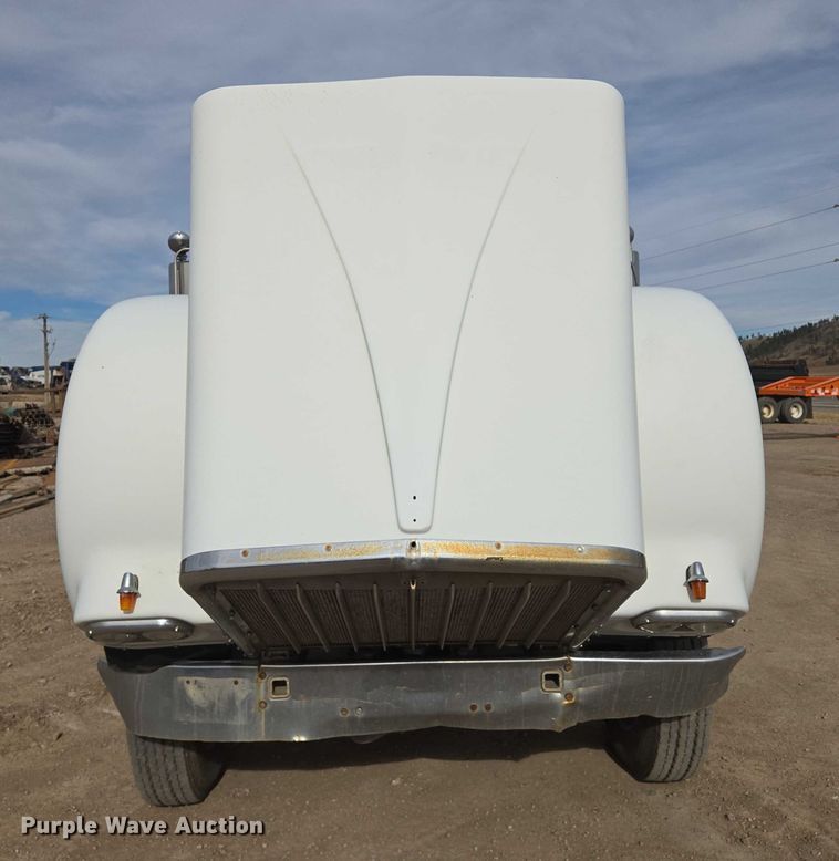 image for item ES2526 1977 Kenworth W900A truck cab and chassis