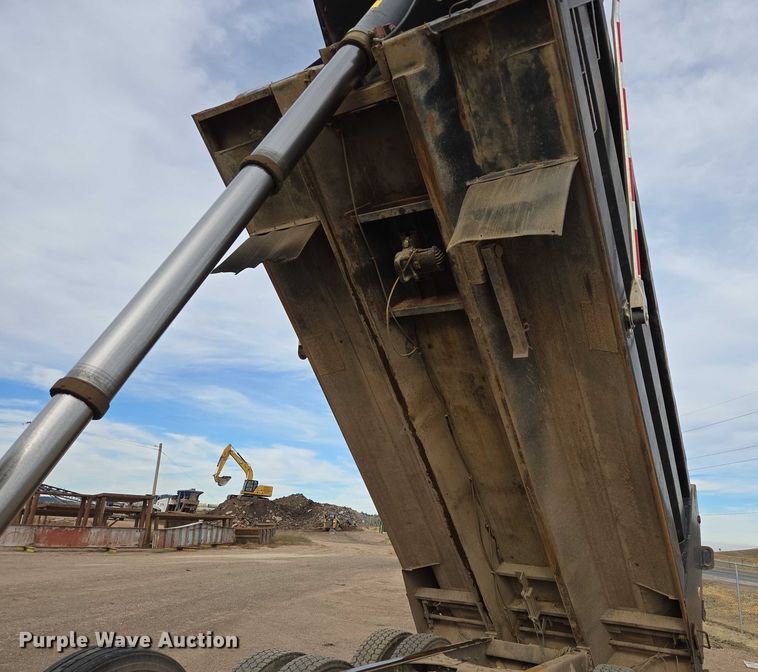 image for item ES2527 2005 Freightliner M2 dump truck