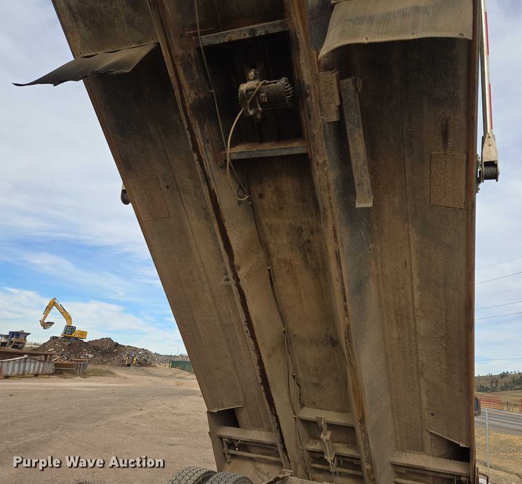 image for item ES2527 2005 Freightliner M2 dump truck