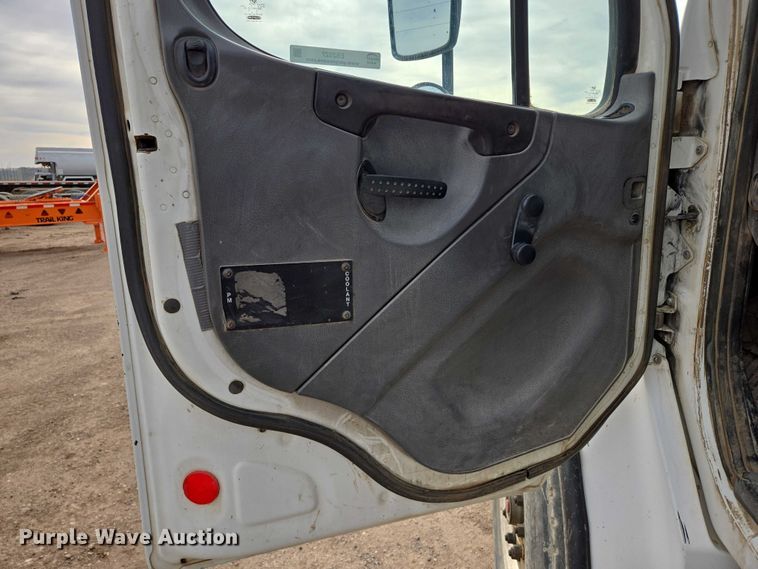 image for item ES2527 2005 Freightliner M2 dump truck