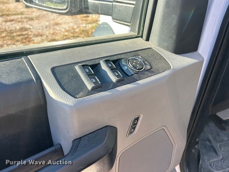 image for item ET6502 2018 Ford F450 Super Duty SuperCab flatbed truck