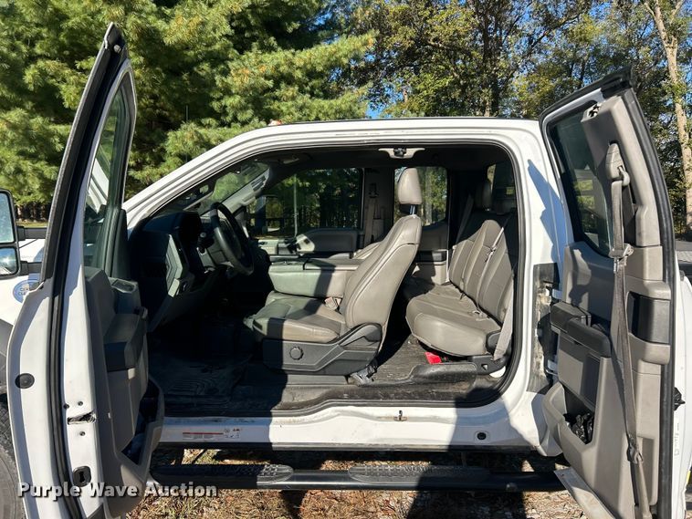 image for item ET6502 2018 Ford F450 Super Duty SuperCab flatbed truck