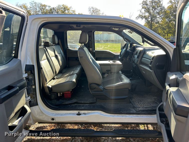 image for item ET6502 2018 Ford F450 Super Duty SuperCab flatbed truck