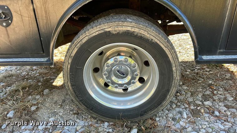 image for item ET6502 2018 Ford F450 Super Duty SuperCab flatbed truck