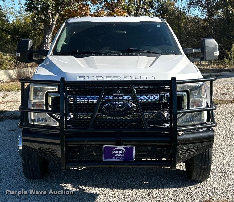 image for item ET6504 2020 Ford F450 Super Duty Crew Cab flatbed truck