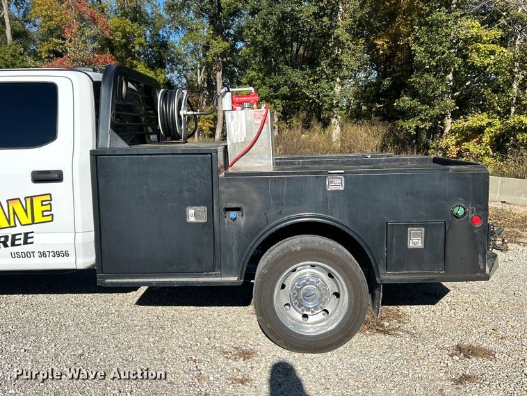 image for item ET6504 2020 Ford F450 Super Duty Crew Cab flatbed truck