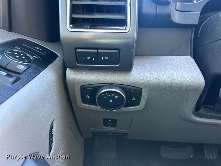 image for item ET6504 2020 Ford F450 Super Duty Crew Cab flatbed truck