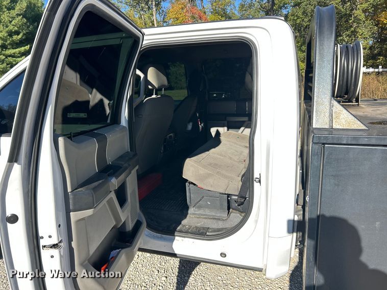 image for item ET6504 2020 Ford F450 Super Duty Crew Cab flatbed truck