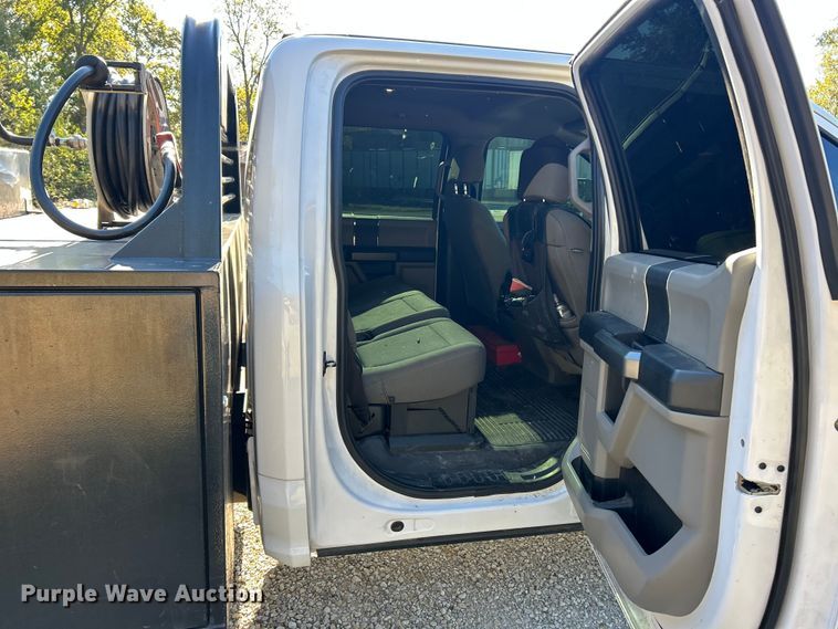 image for item ET6504 2020 Ford F450 Super Duty Crew Cab flatbed truck