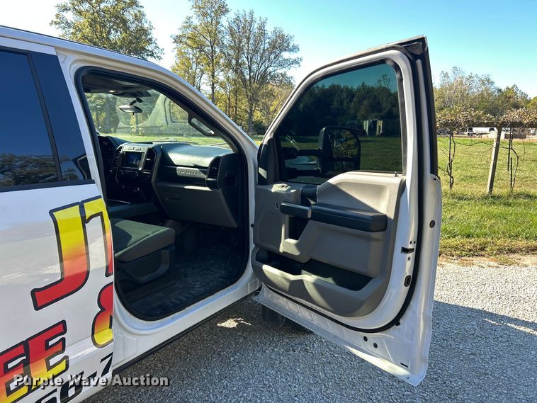 image for item ET6504 2020 Ford F450 Super Duty Crew Cab flatbed truck