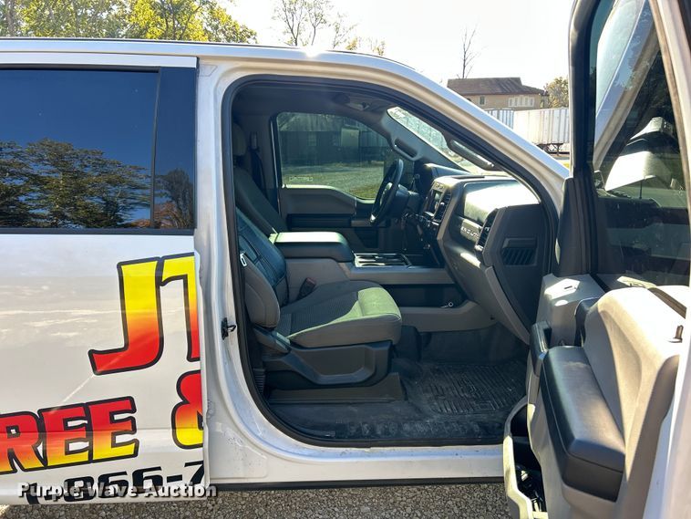 image for item ET6504 2020 Ford F450 Super Duty Crew Cab flatbed truck