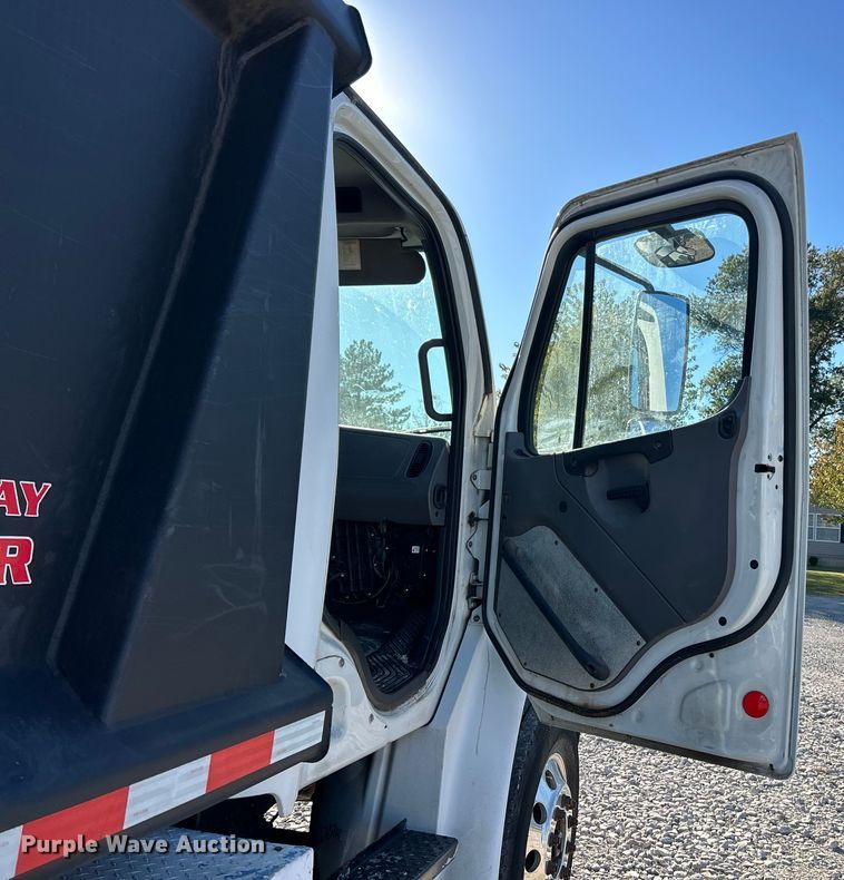 image for item ET6511 2009 Freightliner Business Class M2 Chipper truck