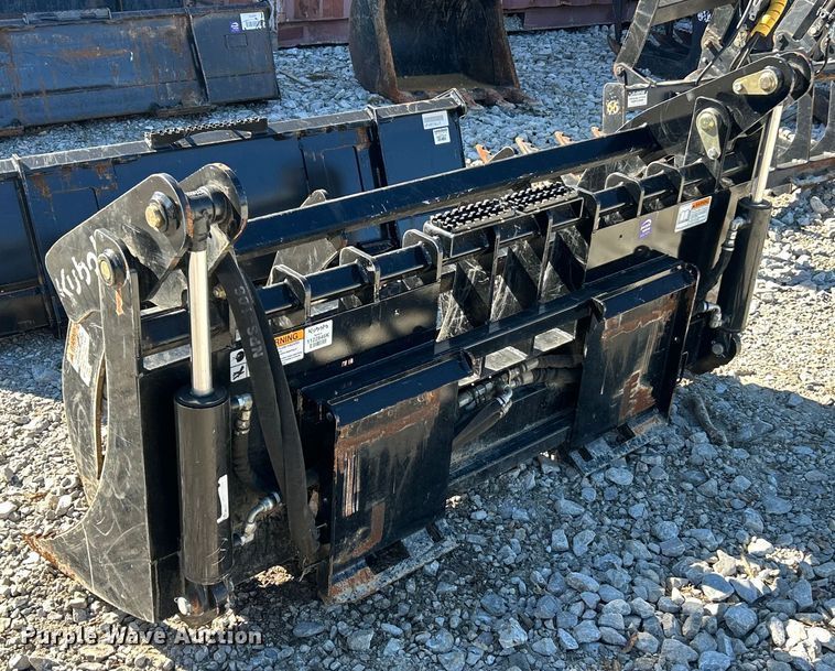image for item ET6533 Kubota skid steer grapple bucket