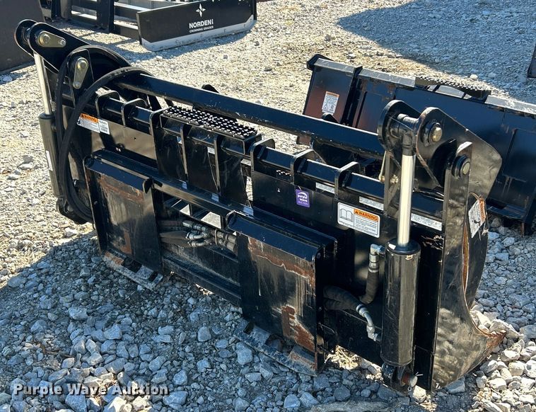 image for item ET6533 Kubota skid steer grapple bucket