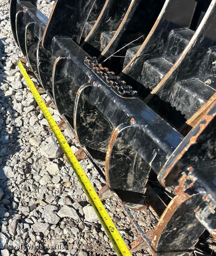 image for item ET6533 Kubota skid steer grapple bucket