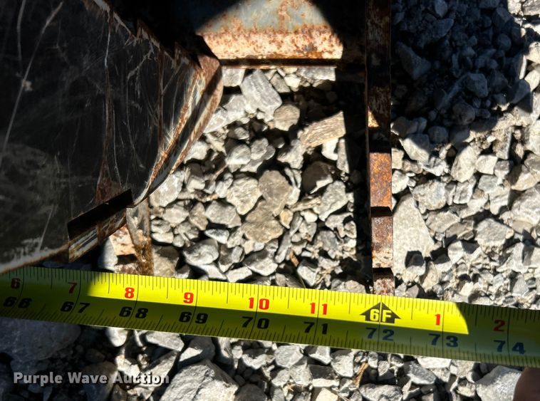 image for item ET6533 Kubota skid steer grapple bucket