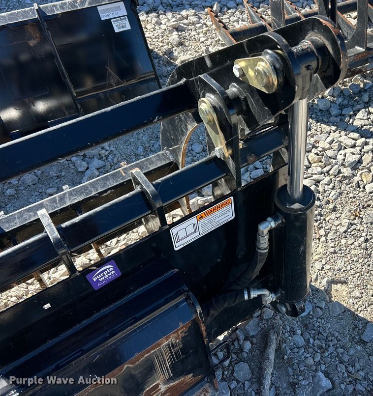 image for item ET6533 Kubota skid steer grapple bucket