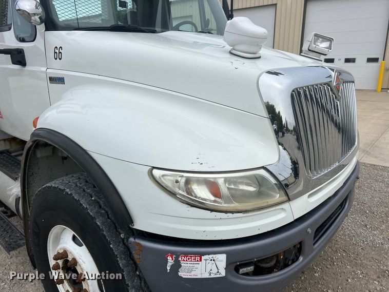 image for item ET6562 2012 International 4400 bucket truck