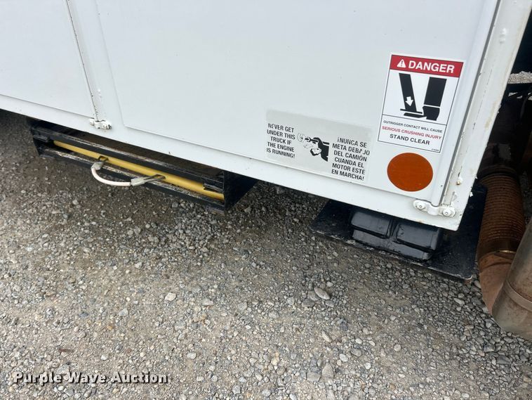 image for item ET6562 2012 International 4400 bucket truck