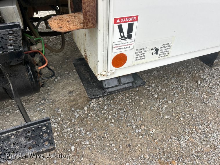 image for item ET6562 2012 International 4400 bucket truck