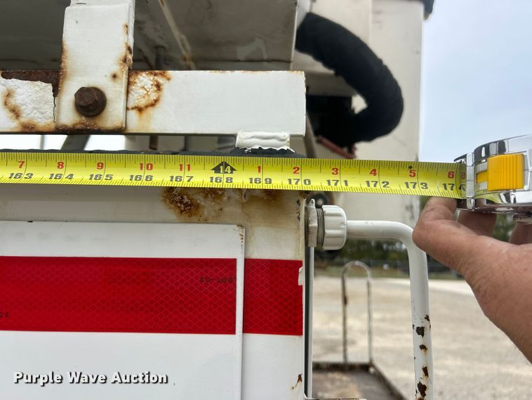 image for item ET6562 2012 International 4400 bucket truck