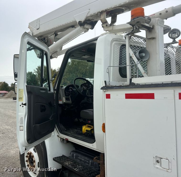 image for item ET6562 2012 International 4400 bucket truck