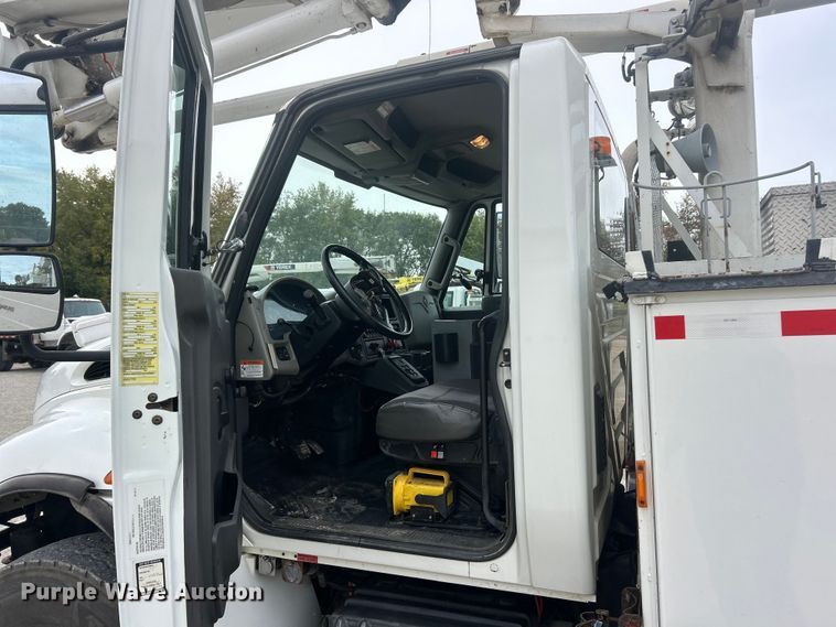 image for item ET6562 2012 International 4400 bucket truck