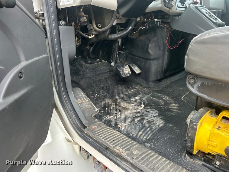 image for item ET6562 2012 International 4400 bucket truck