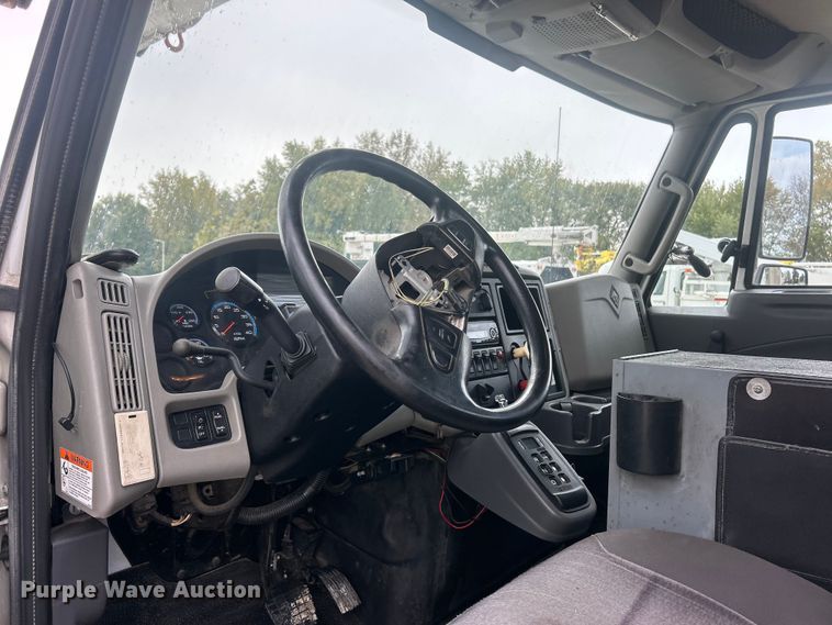 image for item ET6562 2012 International 4400 bucket truck