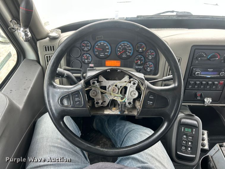 image for item ET6562 2012 International 4400 bucket truck