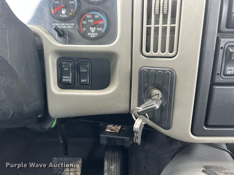 image for item ET6562 2012 International 4400 bucket truck